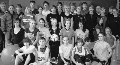 Rege Beteiligung: Diese 28 Jungen und Mädchen dürfen sich in einigen Tagen Sporthelfer nennen. Hinten links ist Sportlehrer Bodo Bernhardt zu sehen, rechts Initiator Peter Steinmeier (4. v. r.). (Foto: Meikel Haselhorst)